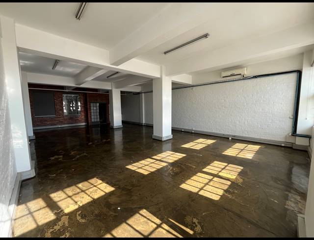 105M² BUSINESS TO LET IN WOODSTOCK